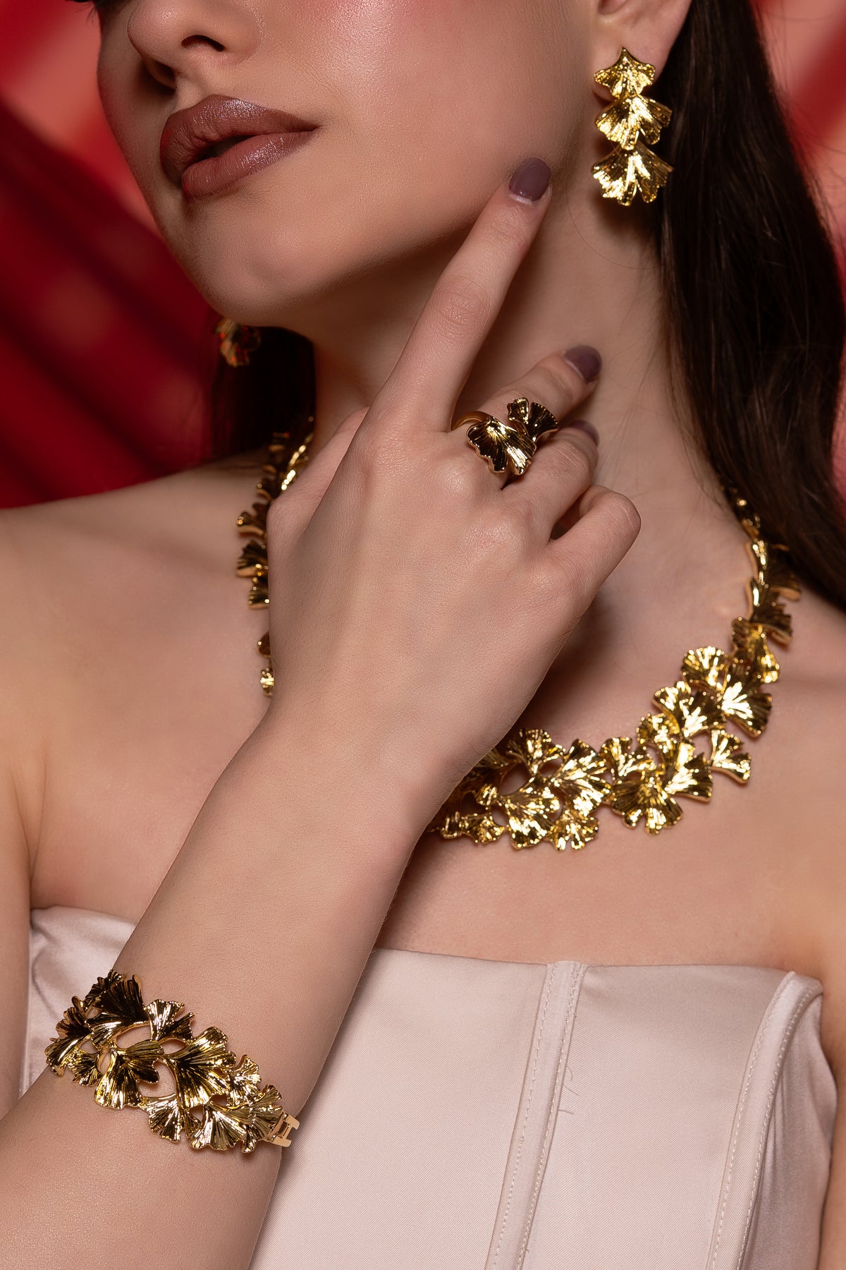قلادة الورقة الذهبية